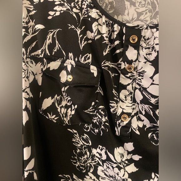 Size 1x PerSeption floral double breasted pocket top with tan sleeves - Picture 3 of 5